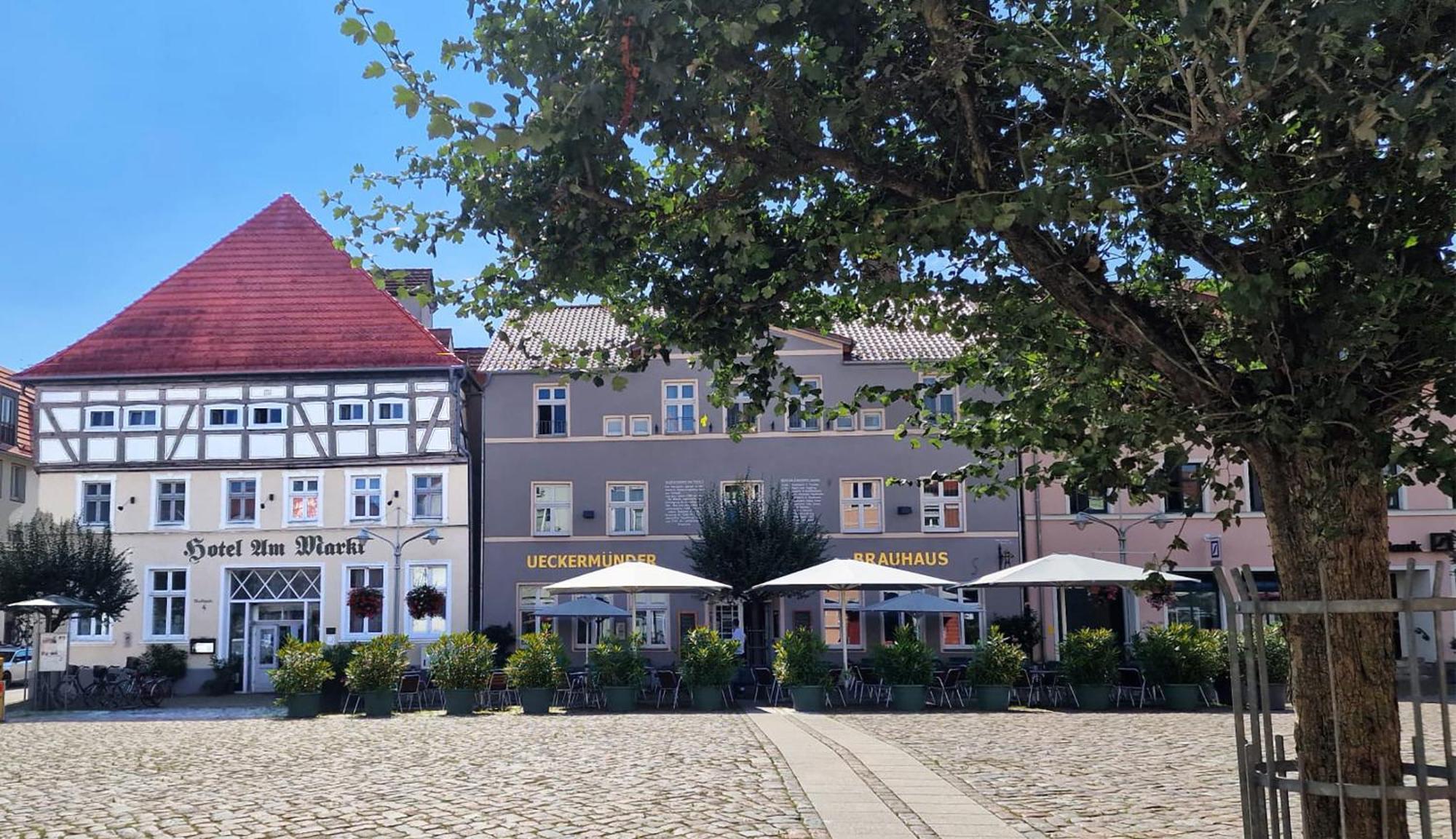 Hotel Am Markt & Brauhaus Stadtkrug Ueckermunde Ngoại thất bức ảnh